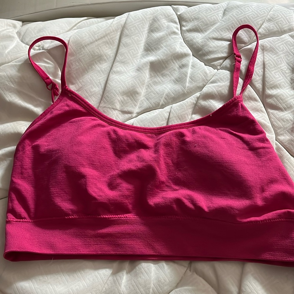 Small sports bra MAKES YOUR B00b push up!!